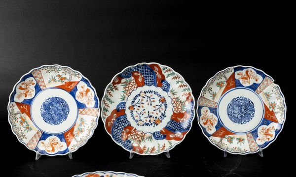 Lotto composto da dieci piatti in porcellana Imari con decori floreali entro riserve, Giappone, periodo Meiji (1868-1792)  - Asta Arte orientale - Associazione Nazionale - Case d'Asta italiane
