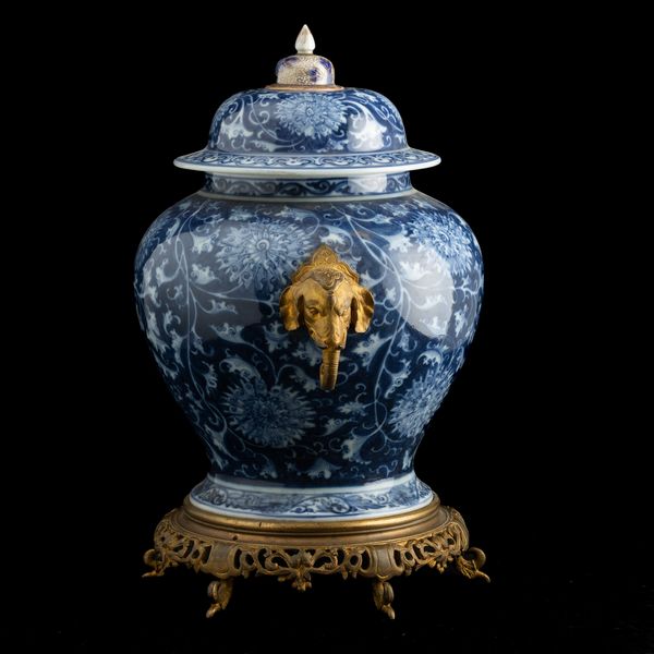 Potiche in porcellana Arita con decori floreali, Giappone, periodo Meiji (1868-1912)  - Asta Arte orientale - Associazione Nazionale - Case d'Asta italiane