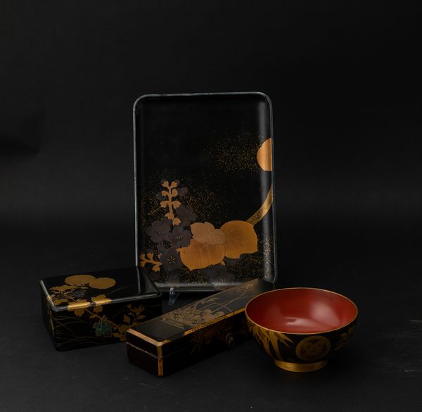 Lotto composto da due scatoline, una ciotola e un vassoio in lacca con decori floreali, Giappone, periodo Meiji (1868-1912)  - Asta Arte orientale - Associazione Nazionale - Case d'Asta italiane