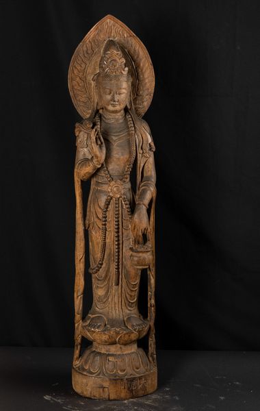 Figura di Guanyin entro aura stante su doppio fiore di loto in legno, Cina, Dinastia Qing, XIX secolo  - Asta Arte orientale - Associazione Nazionale - Case d'Asta italiane