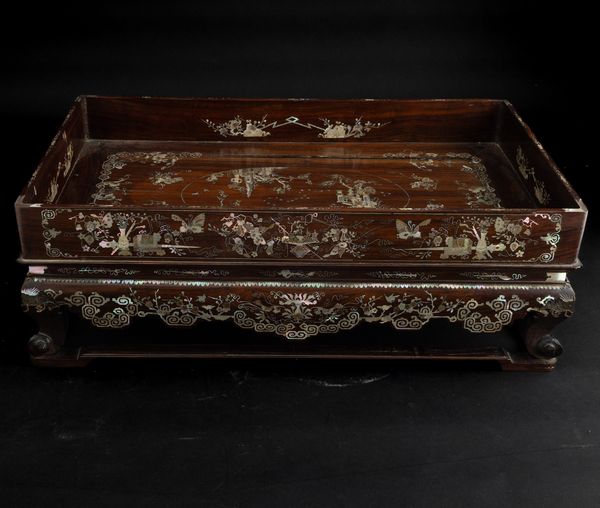 Vassoio in legno con inserti in madreperla con decori floreali e raffigurazione di paesaggio, Cina, Dinastia Qing, XIX secolo  - Asta Arte orientale - Associazione Nazionale - Case d'Asta italiane