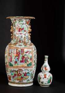 Lotto composto da un vaso in porcellana Famiglia Rosa e un vaso a doppia zucca Famiglia Verde con con scene di vita comune, Canton, Cina, Dinastia Qing, XIX secolo  - Asta Arte orientale - Associazione Nazionale - Case d'Asta italiane