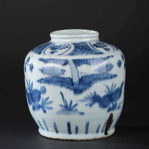 Giara in porcellana bianca e blu con soggetti naturalistici e decori floreali entro riserve, Cina, Dinastia Qing, epoca Shunzhi (1644-1661)  - Asta Arte orientale - Associazione Nazionale - Case d'Asta italiane