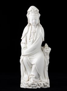 Figura di Guanyin seduta in porcellana Blanc de Chine, Cina, Dinastia Qing, epoca Kangxi (1662-1722)  - Asta Arte orientale - Associazione Nazionale - Case d'Asta italiane