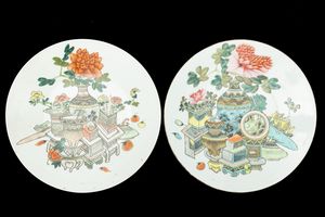 Lotto composto da due piatti e un vaso in porcellana con soggetti naturalistici e iscrizioni, Cina, Dinastia Qing, XIX secolo  - Asta Arte orientale - Associazione Nazionale - Case d'Asta italiane