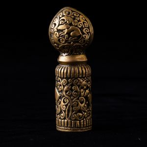 Sigillo in metallo con soggetto naturalistico e motivi a racemi, Tibet, XIX secolo  - Asta Arte orientale - Associazione Nazionale - Case d'Asta italiane
