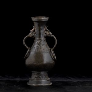 Vaso in bronzo con anse ad anello, mascheroni a foggia di draghetto e motivi d'ispirazione arcaica, Cina, Dinastia Ming, XVII secolo  - Asta Arte orientale - Associazione Nazionale - Case d'Asta italiane