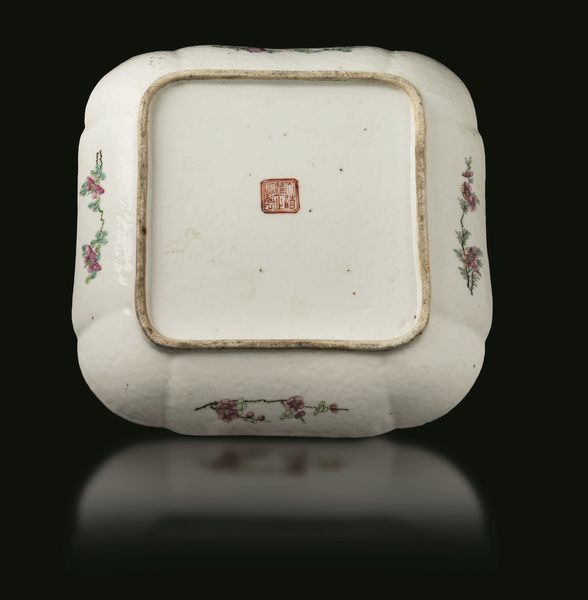 Lotto composto da piatto quadrato e piccolo vaso in porcellana con figure e iscrizioni, Cina, Dinastia Qing, XIX secolo  - Asta Fine Chinese Works of Art - Associazione Nazionale - Case d'Asta italiane