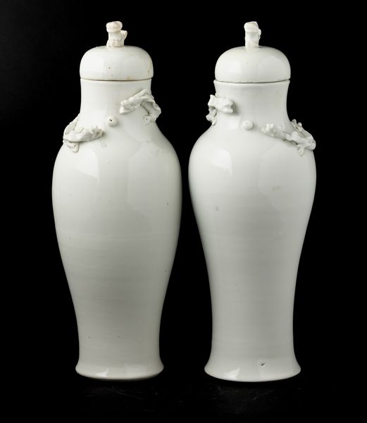 Coppia di potiches in porcellana Blanc de Chine con figure di draghetti a rilievo, Cina, Dinastia Qing, epoca Jiaqing (1796-1820)  - Asta Fine Chinese Works of Art - Associazione Nazionale - Case d'Asta italiane