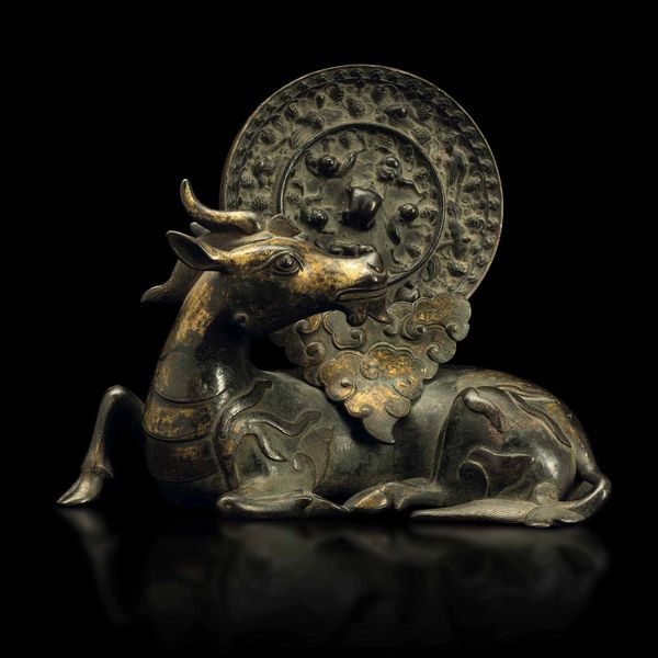 Portaspecchio in bronzo parzialmente dorato a forma di bufalo e placca da specchio con decori a rilievo, Cina, Dinastia Tang (618-906)/Dinastia Ming (XVII secolo)  - Asta Fine Chinese Works of Art - Associazione Nazionale - Case d'Asta italiane