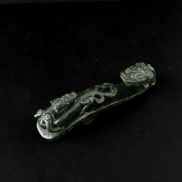 Fibbia scolpita in giada spinacio a guisa di draghetto, Cina, Dinastia Qing, XIX secolo  - Asta Fine Chinese Works of Art - Associazione Nazionale - Case d'Asta italiane