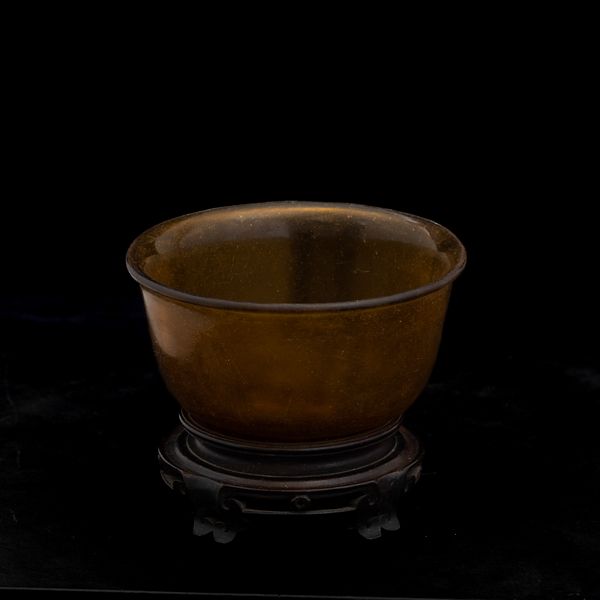 Piccola ciotola in vetro di Pechino color ambra, Cina, Dinastia Qing, epoca Qianlong (1736-1796)  - Asta Fine Chinese Works of Art - Associazione Nazionale - Case d'Asta italiane