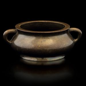 Incensiere a doppia ansa in bronzo, Cina, Dinastia Ming, XVIII secolo  - Asta Fine Chinese Works of Art - Associazione Nazionale - Case d'Asta italiane