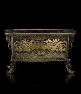 Incensiere in bronzo con decori a maschere Taotie, Cina, Dinastia Qing, XVIII secolo  - Asta Fine Chinese Works of Art - Associazione Nazionale - Case d'Asta italiane