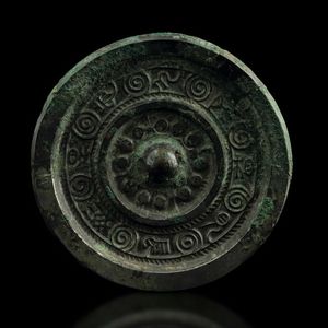 Placca da specchio in bronzo con decori a rilievo d'ispirazione arcaica, Cina, Stati Combattenti (481-221 a.C.)  - Asta Fine Chinese Works of Art - Associazione Nazionale - Case d'Asta italiane
