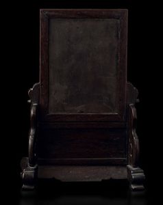 Piccolo paravento da tavolo con placca in legno di bamb� con decoro inciso raffigurante fanciulla e iscrizione, Cina, Dinastia Qing, Dinastia Qing, epoca Qianlong (1736-1796)  - Asta Fine Chinese Works of Art - Associazione Nazionale - Case d'Asta italiane