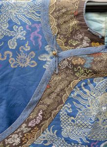 Rara veste finemente ricamata in seta con figure di draghi tra le nuvole su fondo blu, Cina, Dinastia Qing, XIX secolo  - Asta Fine Chinese Works of Art - Associazione Nazionale - Case d'Asta italiane