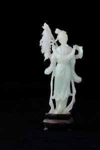 Figura di fanciulla con stendardo scolpita in giada bianca, Cina, Repubblica, XX secolo  - Asta Fine Chinese Works of Art - Associazione Nazionale - Case d'Asta italiane