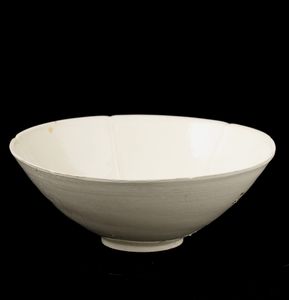 Coppa in porcellana Ding con decoro vegetale centrale, Cina, Dinastia Song del nord (960-1127)  - Asta Fine Chinese Works of Art - Associazione Nazionale - Case d'Asta italiane