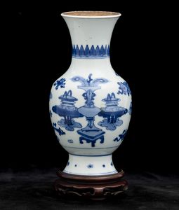 Vaso in porcellana bianca e blu raffigurante soggetto naturalistico, Cina, Dinastia Qing, epoca Kangxi (1662-1722)  - Asta Fine Chinese Works of Art - Associazione Nazionale - Case d'Asta italiane