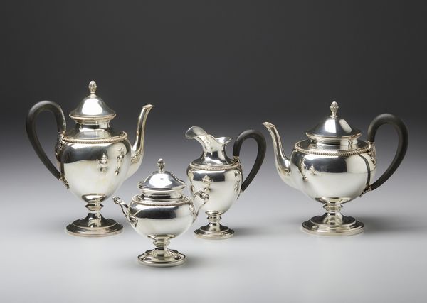 ARGENTIERE ITALIANO DEL XX SECOLO : Servizio da t� e caff� in argento composto da teiera, caffettiera, zuccheriera e lattiera  - Asta Asta 401 | ARTE ANTICA E DEL XIX SECOLO Online - Associazione Nazionale - Case d'Asta italiane