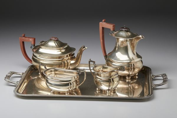ARGENTIERE INGLESE DEL XX SECOLO : Servizio da t� e caff� in argento composto da teiera, caffettiera, zuccheriera, lattiera e vassoio (non pertinente)  - Asta Asta 401 | ARTE ANTICA E DEL XIX SECOLO Online - Associazione Nazionale - Case d'Asta italiane
