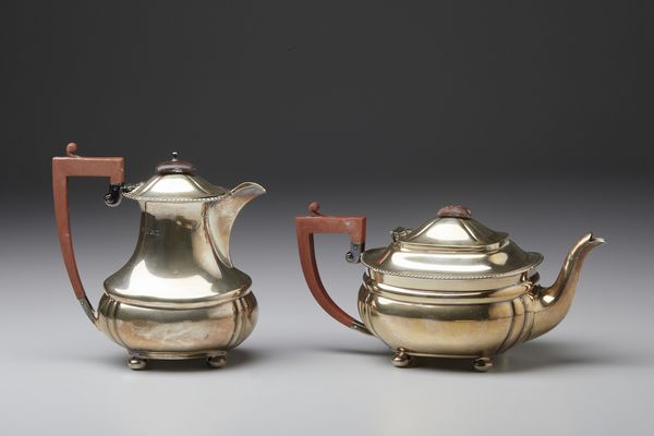 ARGENTIERE INGLESE DEL XX SECOLO : Servizio da t� e caff� in argento composto da teiera, caffettiera, zuccheriera, lattiera e vassoio (non pertinente)  - Asta Asta 401 | ARTE ANTICA E DEL XIX SECOLO Online - Associazione Nazionale - Case d'Asta italiane