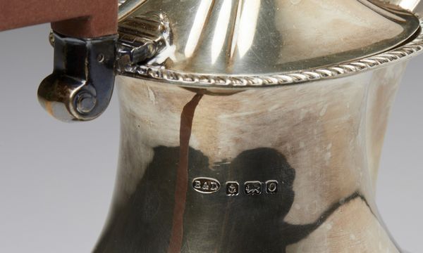 ARGENTIERE INGLESE DEL XX SECOLO : Servizio da t� e caff� in argento composto da teiera, caffettiera, zuccheriera, lattiera e vassoio (non pertinente)  - Asta Asta 401 | ARTE ANTICA E DEL XIX SECOLO Online - Associazione Nazionale - Case d'Asta italiane