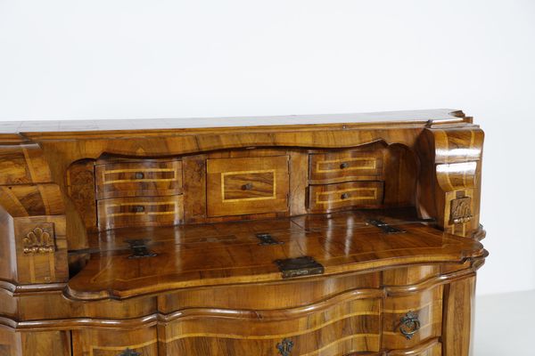 MANIFATTURA VENETA DEL XX SECOLO : Cassettone a ribalta lastronato in noce, di impianto sagomato, tre cassetti sul fronte e fianchi concavi con sportello, anta a calatoia con scarabattolo interno, cornici aggettanti e modanate a pi� ordini.  - Asta Asta 401 | ARTE ANTICA E DEL XIX SECOLO Online - Associazione Nazionale - Case d'Asta italiane