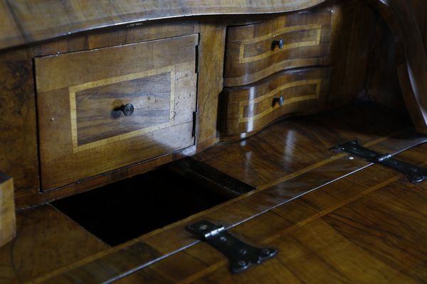 MANIFATTURA VENETA DEL XX SECOLO : Cassettone a ribalta lastronato in noce, di impianto sagomato, tre cassetti sul fronte e fianchi concavi con sportello, anta a calatoia con scarabattolo interno, cornici aggettanti e modanate a pi� ordini.  - Asta Asta 401 | ARTE ANTICA E DEL XIX SECOLO Online - Associazione Nazionale - Case d'Asta italiane