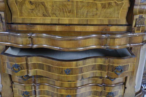 MANIFATTURA VENETA DEL XX SECOLO : Cassettone a ribalta lastronato in noce, di impianto sagomato, tre cassetti sul fronte e fianchi concavi con sportello, anta a calatoia con scarabattolo interno, cornici aggettanti e modanate a pi� ordini.  - Asta Asta 401 | ARTE ANTICA E DEL XIX SECOLO Online - Associazione Nazionale - Case d'Asta italiane