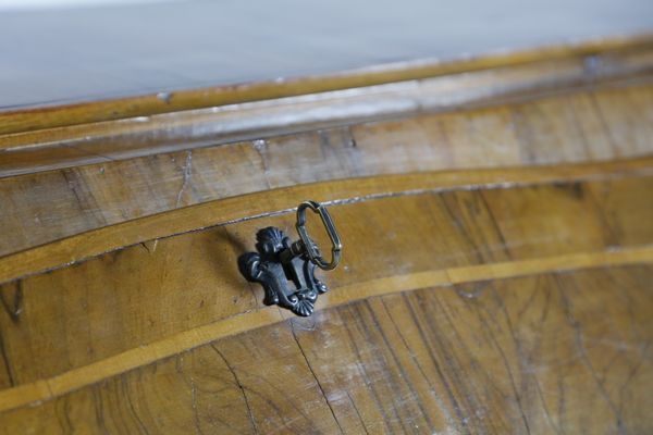 MANIFATTURA VENETA DEL XX SECOLO : Cassettone a ribalta lastronato in noce, di impianto sagomato, tre cassetti sul fronte e fianchi concavi con sportello, anta a calatoia con scarabattolo interno, cornici aggettanti e modanate a pi� ordini.  - Asta Asta 401 | ARTE ANTICA E DEL XIX SECOLO Online - Associazione Nazionale - Case d'Asta italiane