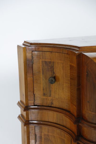 MANIFATTURA VENETA DEL XX SECOLO : Cassettone a ribalta lastronato in noce, di impianto sagomato, tre cassetti sul fronte e fianchi concavi con sportello, anta a calatoia con scarabattolo interno, cornici aggettanti e modanate a pi� ordini.  - Asta Asta 401 | ARTE ANTICA E DEL XIX SECOLO Online - Associazione Nazionale - Case d'Asta italiane