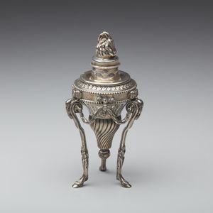 ARGENTIERE FRANCESE DEL XIX SECOLO - Tripode in argento con corpo a torchon e fiamma sulla sommit�, poggiante su piedi caprini