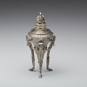 ARGENTIERE FRANCESE DEL XIX SECOLO : Tripode in argento con corpo a torchon e fiamma sulla sommit�, poggiante su piedi caprini  - Asta Asta 401 | ARTE ANTICA E DEL XIX SECOLO Online - Associazione Nazionale - Case d'Asta italiane