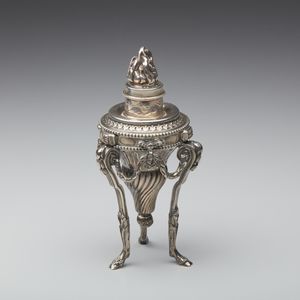 ARGENTIERE FRANCESE DEL XIX SECOLO : Tripode in argento con corpo a torchon e fiamma sulla sommit�, poggiante su piedi caprini  - Asta Asta 401 | ARTE ANTICA E DEL XIX SECOLO Online - Associazione Nazionale - Case d'Asta italiane