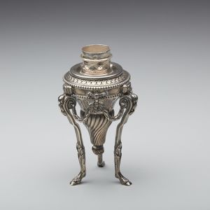 ARGENTIERE FRANCESE DEL XIX SECOLO : Tripode in argento con corpo a torchon e fiamma sulla sommit�, poggiante su piedi caprini  - Asta Asta 401 | ARTE ANTICA E DEL XIX SECOLO Online - Associazione Nazionale - Case d'Asta italiane