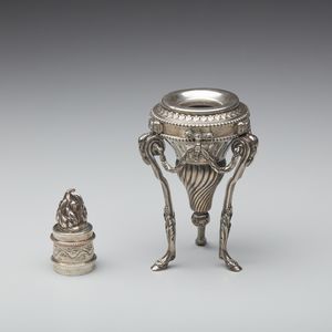 ARGENTIERE FRANCESE DEL XIX SECOLO : Tripode in argento con corpo a torchon e fiamma sulla sommit�, poggiante su piedi caprini  - Asta Asta 401 | ARTE ANTICA E DEL XIX SECOLO Online - Associazione Nazionale - Case d'Asta italiane