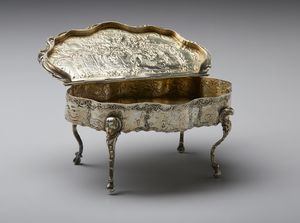 ARGENTIERE INGLESE DEL XIX-XX SECOLO : Contenitore in argento sbalzato in forma di tavolo in stile Luigi XV con decorazioni a chinoiserie  - Asta Asta 401 | ARTE ANTICA E DEL XIX SECOLO Online - Associazione Nazionale - Case d'Asta italiane