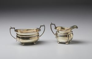 ARGENTIERE INGLESE DEL XX SECOLO : Servizio da t� e caff� in argento composto da teiera, caffettiera, zuccheriera, lattiera e vassoio (non pertinente)  - Asta Asta 401 | ARTE ANTICA E DEL XIX SECOLO Online - Associazione Nazionale - Case d'Asta italiane