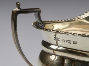 ARGENTIERE INGLESE DEL XX SECOLO : Servizio da t� e caff� in argento composto da teiera, caffettiera, zuccheriera, lattiera e vassoio (non pertinente)  - Asta Asta 401 | ARTE ANTICA E DEL XIX SECOLO Online - Associazione Nazionale - Case d'Asta italiane