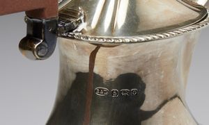 ARGENTIERE INGLESE DEL XX SECOLO : Servizio da t� e caff� in argento composto da teiera, caffettiera, zuccheriera, lattiera e vassoio (non pertinente)  - Asta Asta 401 | ARTE ANTICA E DEL XIX SECOLO Online - Associazione Nazionale - Case d'Asta italiane