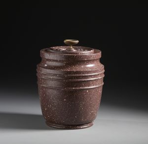MANIFATTURA DEL XVIII-XIX SECOLO - Urna in porfido con presa del coperchio in bronzo dorato