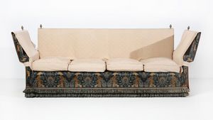 MANIFATTURA DEL XIX SECOLO : Divano a quattro sedute foderato a motivi vegetali con pigne dorate agli angoli dello schienale  - Asta Asta 401 | ARTE ANTICA E DEL XIX SECOLO Online - Associazione Nazionale - Case d'Asta italiane