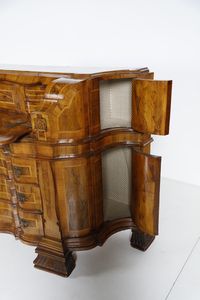 MANIFATTURA VENETA DEL XX SECOLO : Cassettone a ribalta lastronato in noce, di impianto sagomato, tre cassetti sul fronte e fianchi concavi con sportello, anta a calatoia con scarabattolo interno, cornici aggettanti e modanate a pi� ordini.  - Asta Asta 401 | ARTE ANTICA E DEL XIX SECOLO Online - Associazione Nazionale - Case d'Asta italiane