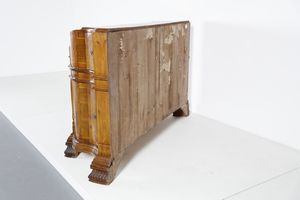 MANIFATTURA VENETA DEL XX SECOLO : Cassettone a ribalta lastronato in noce, di impianto sagomato, tre cassetti sul fronte e fianchi concavi con sportello, anta a calatoia con scarabattolo interno, cornici aggettanti e modanate a pi� ordini.  - Asta Asta 401 | ARTE ANTICA E DEL XIX SECOLO Online - Associazione Nazionale - Case d'Asta italiane