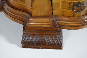 MANIFATTURA VENETA DEL XX SECOLO : Cassettone a ribalta lastronato in noce, di impianto sagomato, tre cassetti sul fronte e fianchi concavi con sportello, anta a calatoia con scarabattolo interno, cornici aggettanti e modanate a pi� ordini.  - Asta Asta 401 | ARTE ANTICA E DEL XIX SECOLO Online - Associazione Nazionale - Case d'Asta italiane