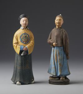 MANIFATTURA PIEMONTESE DEL XIX SECOLO - Coppia di magot in terracotta dipinta in policromia raffiguranti due dignitari cinesi