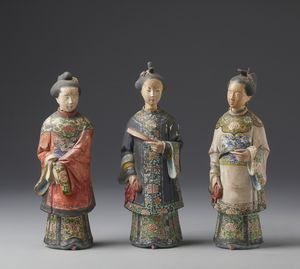 MANIFATTURA PIEMONTESE DEL XIX SECOLO - Tre magot in terracotta dipinta in policromia raffiguranti tre cortigiane cinesi