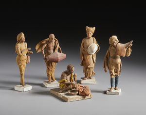 MANIFATTURA DEL XX SECOLO - Cinque figure raffiguranti personaggi dell'India britannica in terracotta e tessuto